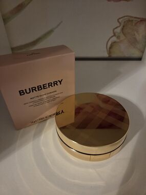 Burberry Matte Glow Cushion Foundation - Gold